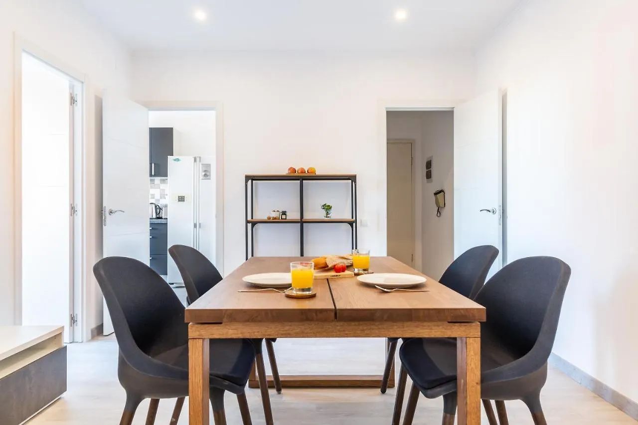 3Br - 2Bh Sunny And Spacious Apartment 10 Min Walk From Beach