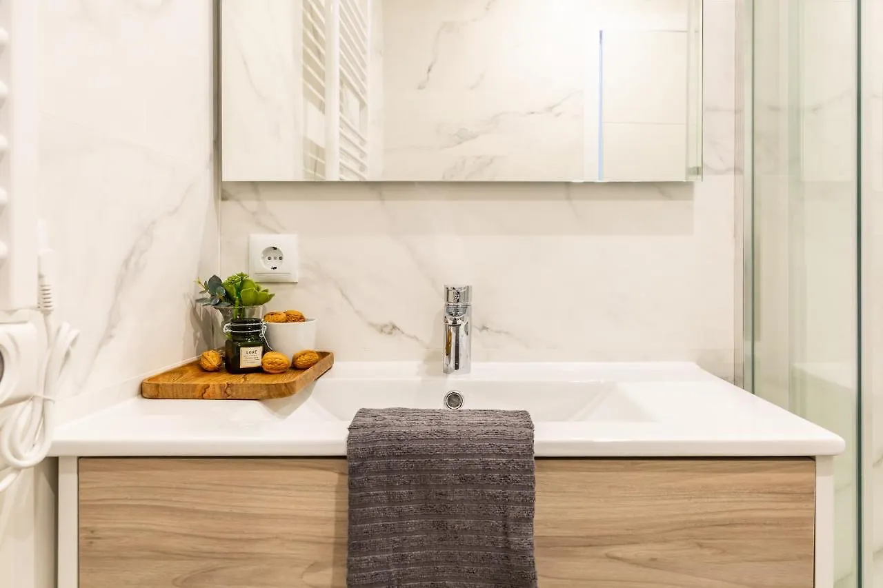 3Br - 2Bh Sunny And Spacious Apartment 10 Min Walk From Beach 0*, Barcelona