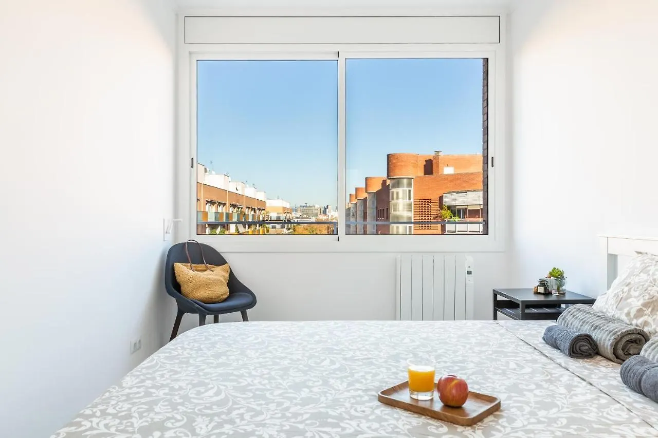 3Br - 2Bh Sunny And Spacious Apartment 10 Min Walk From Beach
