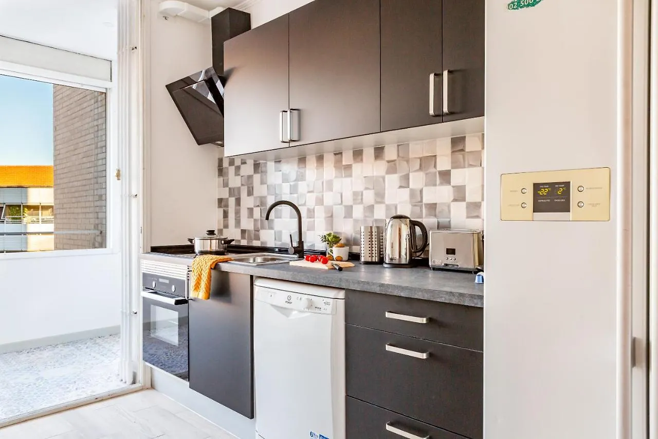 3Br - 2Bh Sunny And Spacious Apartment 10 Min Walk From Beach 0*, Barcelona Spain