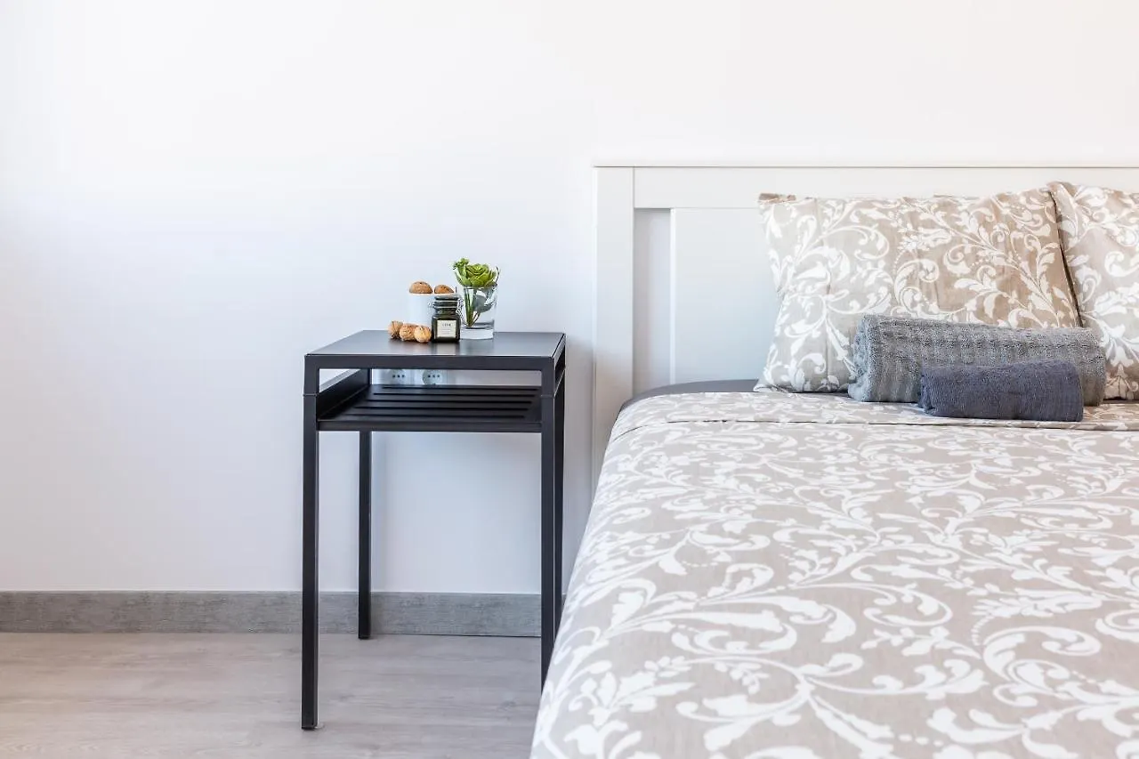 3Br - 2Bh Sunny And Spacious Apartment 10 Min Walk From Beach 0*, Barcelona Spanien