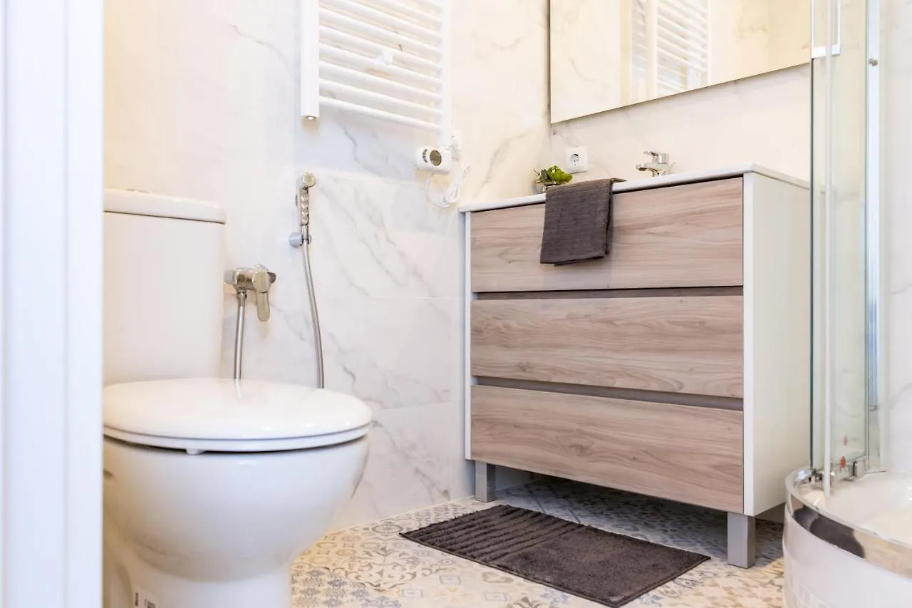 3Br - 2Bh Sunny And Spacious Apartment 10 Min Walk From Beach