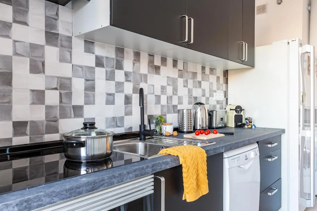 3Br - 2Bh Sunny And Spacious Apartment 10 Min Walk From Beach  Barcelona