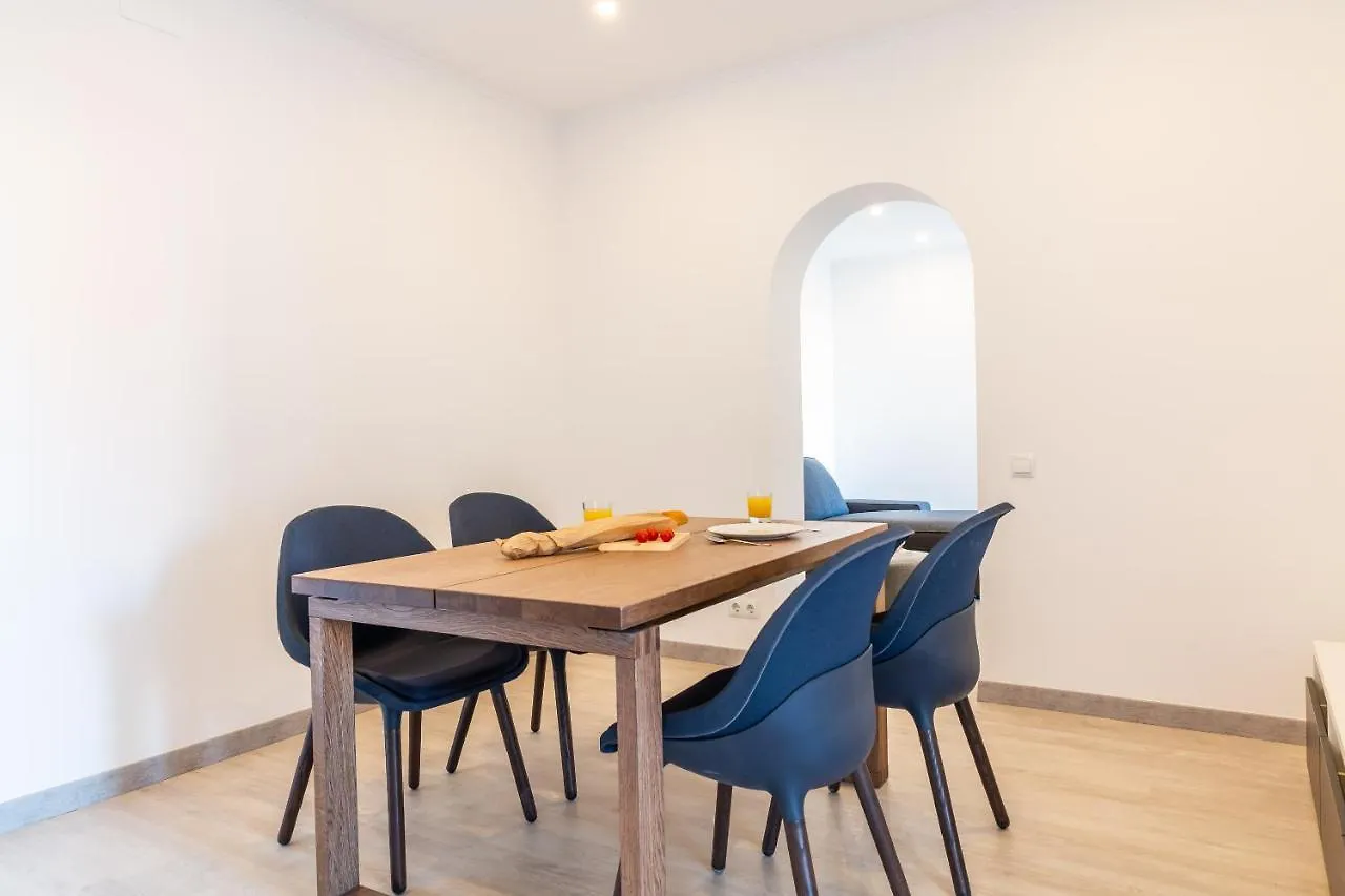 3Br - 2Bh Sunny And Spacious Apartment 10 Min Walk From Beach